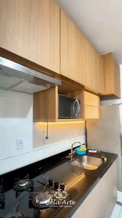 Madeira e luz na cozinha