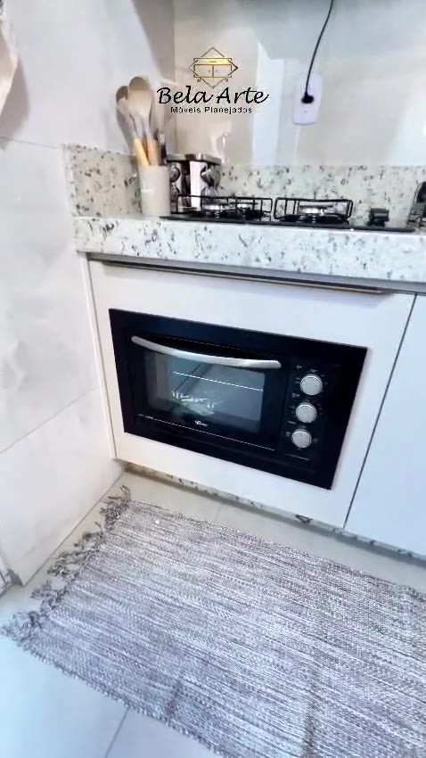 Cozinha com cristaleira iluminada